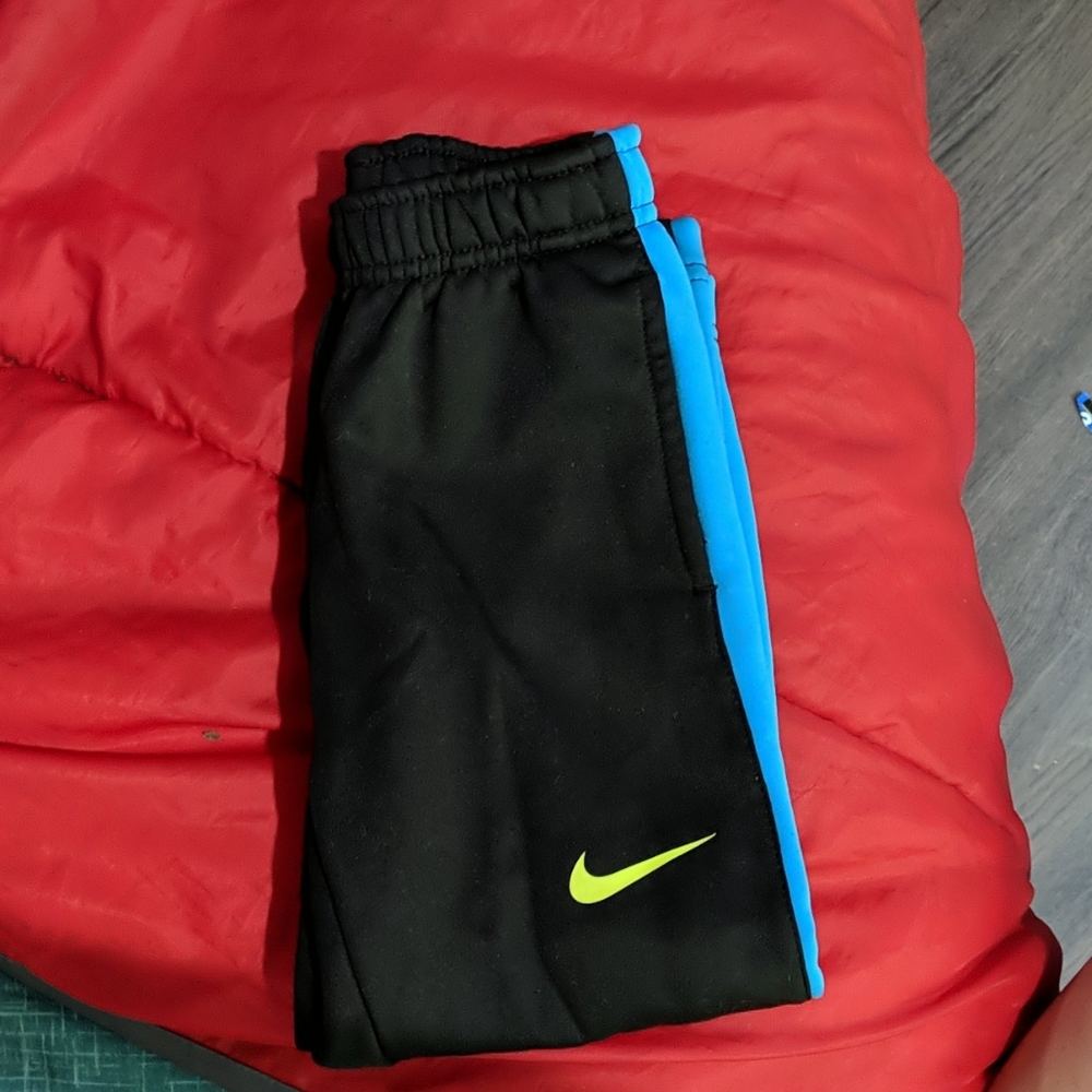 Boys size 4 sweatpants Nike